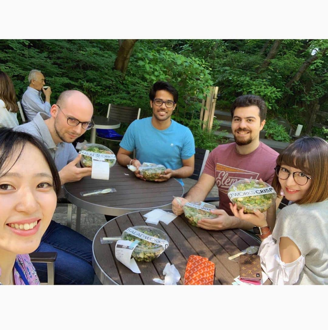東なつ紀のインスタグラム：「会社の部活に初めて1人で参加した！(いつもずなの後になんかいる人なのに笑笑) グローバルすぎた！笑  英語喋れるようになりたいなぁ🐻💕 #サラダ部🥗 #salad #ただサラダを食べるだけの部活」