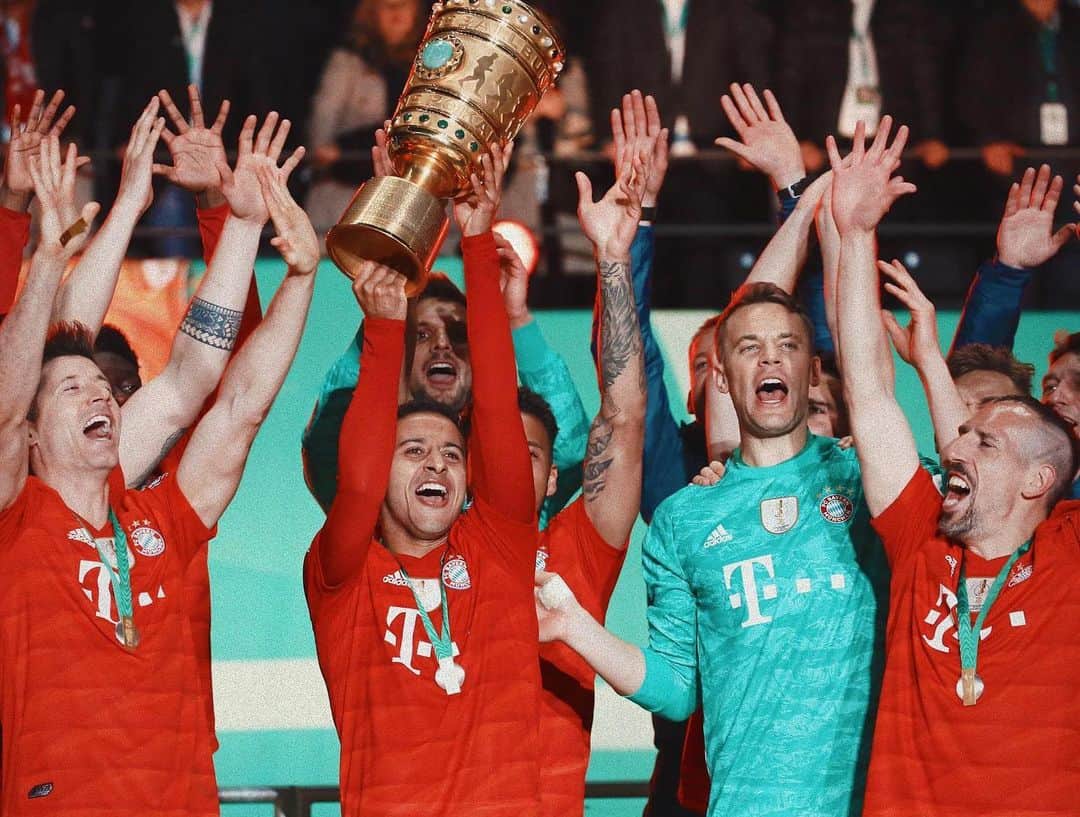 ティアゴ・アルカンタラのインスタグラム：「One more #MiaSanMia 🏆🏆」