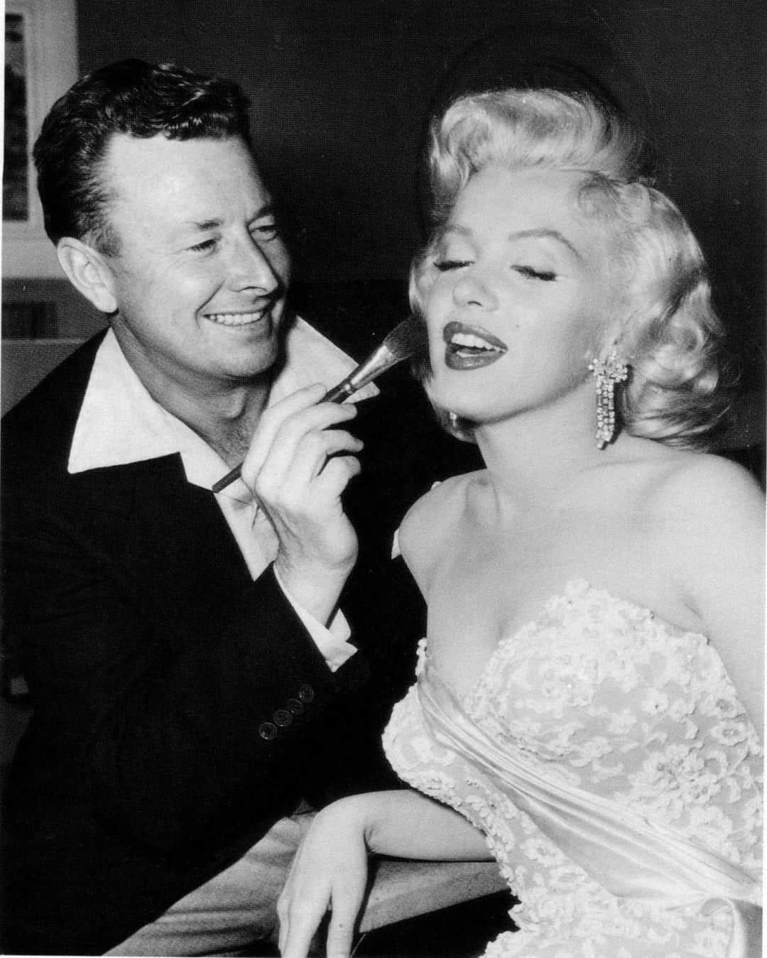 マリリン・モンローのインスタグラム：「Marilyn and Allan “Whitey” Snyder, her makeup artist throughout her career... From her first screen test at Twentieth Century Fox in 1946 to her funeral makeup in 1962. They turned out to be great friends. Towards the end of Marilyn's life, she asked Snyder that if she were to die before him, to promise her to do her makeup. He fulfilled that promise❤️」