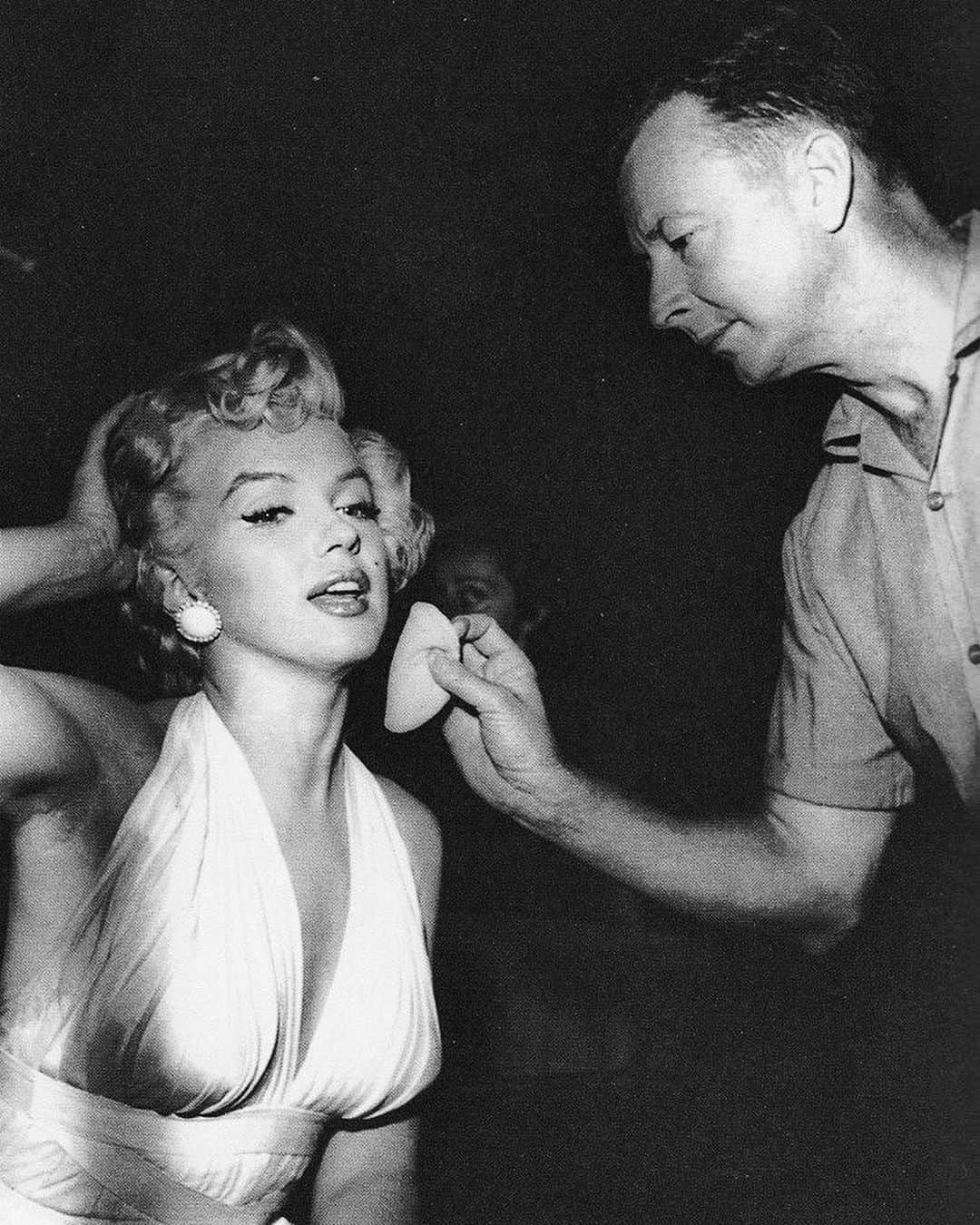 マリリン・モンローさんのインスタグラム写真 - (マリリン・モンローInstagram)「Marilyn and Allan “Whitey” Snyder, her makeup artist throughout her career... From her first screen test at Twentieth Century Fox in 1946 to her funeral makeup in 1962. They turned out to be great friends. Towards the end of Marilyn's life, she asked Snyder that if she were to die before him, to promise her to do her makeup. He fulfilled that promise❤️」5月26日 6時51分 - welovemarilyn