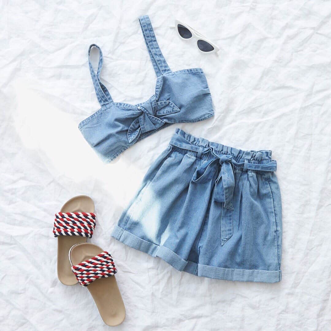 American Eagleさんのインスタグラム写真 - (American EagleInstagram)「Saturdays are for sets ☀️ Mix it up, or match this denim two-piece look together for a cute #MDW fit. ❤️ the shorts? Search “high-waisted denim paperbag short” on AE.com」5月26日 7時12分 - americaneagle