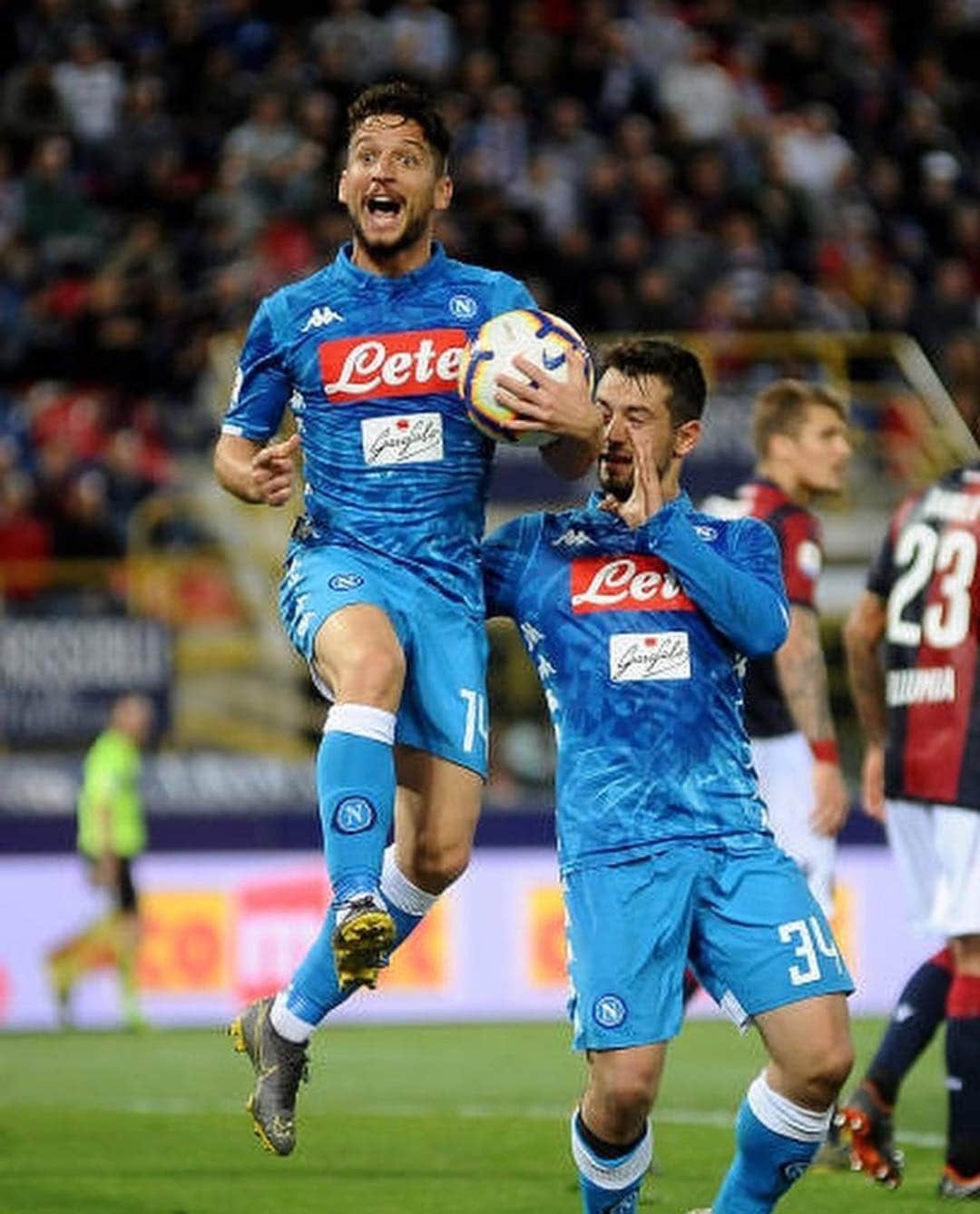 ドリース・メルテンスのインスタグラム：「...e chi SALTA napoletano è 🤣 Grazie a tutti per un altro anno pieno di soddisfazioni 💙」