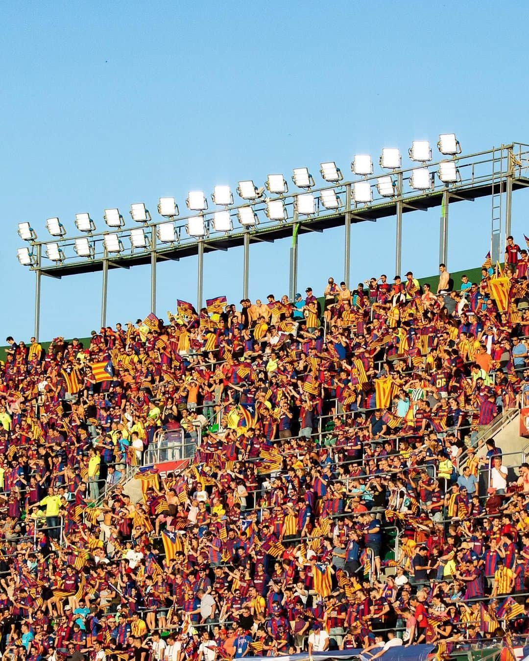 FCバルセロナさんのインスタグラム写真 - (FCバルセロナInstagram)「A BIG thank you to all the fans who travelled to Seville to support the team… …And to all our supporters around the world. You’re the best.  Muchas gracias a todos nuestros aficionados y a los que se han desplazado hasta Sevilla para estar al lado del equipo.  Moltes gràcies a tots els aficionats que s’han desplaçat fins a Sevilla per fer costat a l’equip. 🔵🔴 Força Barça!」5月26日 7時19分 - fcbarcelona