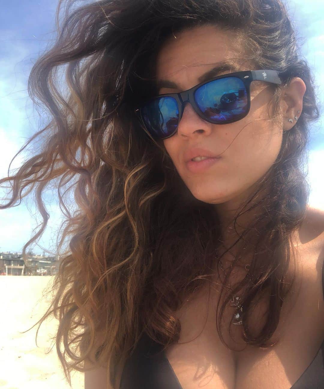 イシス・テイラーのインスタグラム：「you’ll never find me far from the ocean ... sandy 🐢.. thank you @milagrotequila for the beach shades. #bringtheheat」