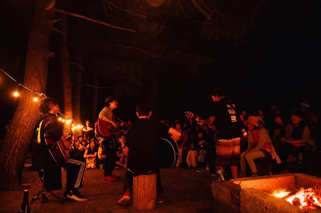 ホリエアツシさんのインスタグラム写真 - (ホリエアツシInstagram)「キャンプファイヤーという概念🏕🔥 photo by Ishii Maki #monoeyes #モノアツシ #音開き #猪苗代野外音楽堂」5月26日 7時27分 - a.horie
