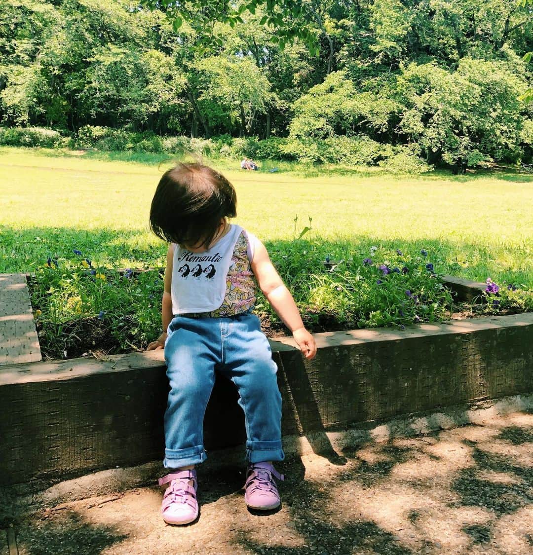 垣内彩未さんのインスタグラム写真 - (垣内彩未Instagram)「昨日は 多人数でわいわいピクニック🌿  楽しかった〜♡ 子供達のパワフルな姿に エネルギーをもらいました🔥  それにしても娘は 自分より年上のお姉ちゃんのことが とにかく大好きで すぐに心を開きます🌼 (大人には人見知りするのに)  子供には子供同士にしかわからない 繋がりが きっとあるんだなぁ🦄  #kakiuchiayamibaby」5月26日 7時38分 - kakiuchiayami