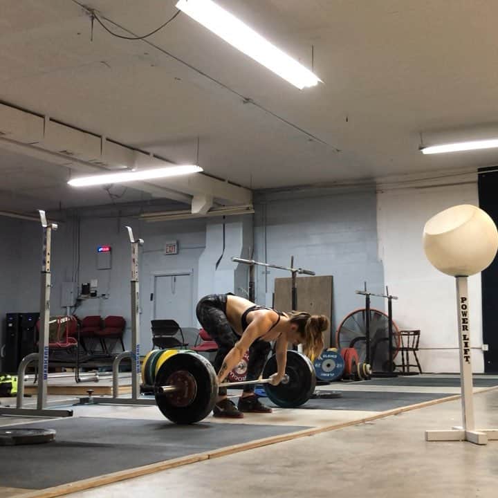 マッティ・ロジャーズのインスタグラム：「Lifts from the floor, lifts from the floor!!! Building every single day & I’m so excited to be working my way back to regular training/percentages. Perks of taking time to let things heal: the 9 million hours of accessory/grunt work/rehab/the most tedious work possible has made me feel STABLE & lower percentages allows for so much more focus on technical aspects & refining and fine tuning movements is one of my favorite things about this sport.」