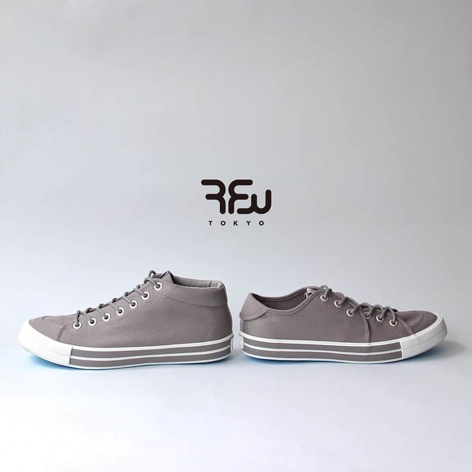 のインスタグラム：「《RFW 2019SS》  SANDWICH-LO STANDARD BAGEL-MID STANDARD  定番のスタンダード 2枚に分かれた独特なパターン 着脱のしやすさが特徴的な SANDWICH-LO 低めに設計されたミドルカットの高さ 着用時のフィット感が特徴的な BAGEL-MID STANDARD どちらもRFWを代表するモデルです。 初めてRFWをお選びいただく方にも 自信を持っておすすめします。  Our original brand STANDARD series. Divide upper pattern parts design  Easy and smooth in putting on and taking it off. SANDWICH-LO Securely holds feet with just the right height for your everyday comfort ! BAGEL-MID STANDARD Highly recommended for RFW first time buyer. Link below for more information !  www.rfwtokyo.com @rfwtokyo  #rfw #rfwtokyo #rhythmfootwear #sneaker #sneakers #kicks #instashoes #instakicks #sneakerhead #sneakerheads #nicekicks #sneakerfreak #kickstagram #2019ss #spring #summer #renewal #20th #aniversary #tokyo #rpm #rhythmprimarymarket #newcolor」