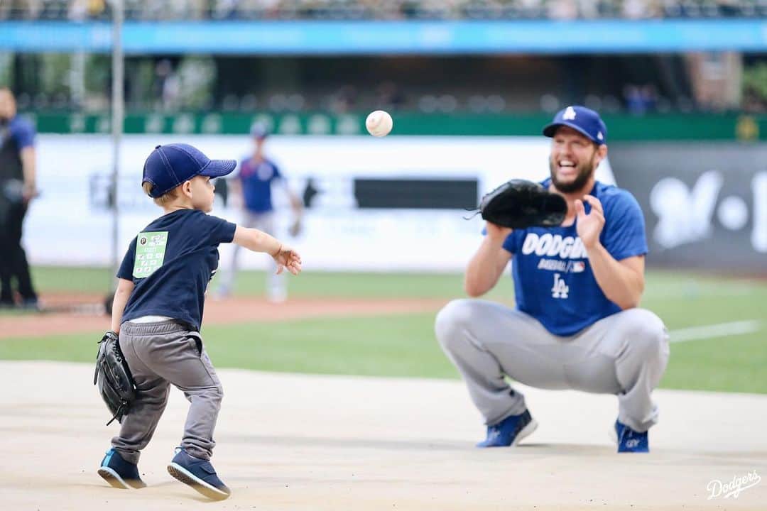 Los Angeles Dodgersさんのインスタグラム写真 - (Los Angeles DodgersInstagram)「@claytonkershaw playing catch with Charley on the anniversary of his debut has us in our feels.  Swipe ⬅️ to watch the videos. ‬」5月26日 7時40分 - dodgers
