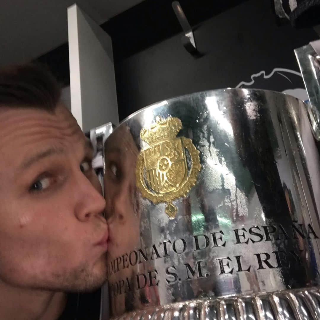 デニス・チェリシェフのインスタグラム：「Campeoooooones de Copa!!!!!!! Orgulloso de este equipo! Esfuerzo increíble amunt!!!! Всех спасибо за поддержку!!! Мы чемпионы!!! 🏆」