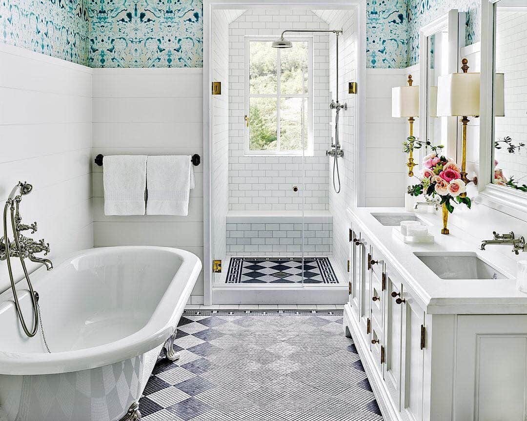 ELLE DECORさんのインスタグラム写真 - (ELLE DECORInstagram)「A bright and sunny bathroom as seen in the Sonoma Valley lake house designed by @kenfulk with architect @kenlinsteadtarchitects. The sinks and fittings are by Waterworks, the sconces are by Circa Lighting, the wallpaper is by Timorous Beasties, and the wall and floor tiles are by ASN Natural Stone. 📸: by @thefacinator, from the ED archive.」5月26日 7時49分 - elledecor