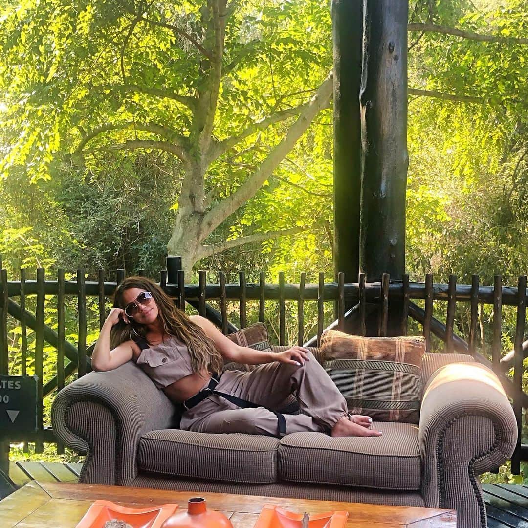 ジェシカ・バーチアーガのインスタグラム：「Here’s a picture of me Living my best life in South Africa 😎🇿🇦 My cute safari outfit from @fashionnova 🦒🐘🐆🦓」