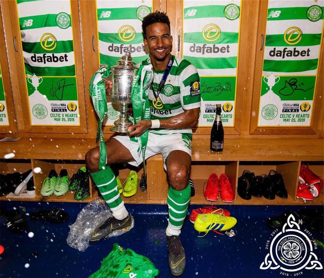 スコット・シンクレアのインスタグラム：「...Champagne in the eyes, take the pic anyway! #trebletreble #celticfc」