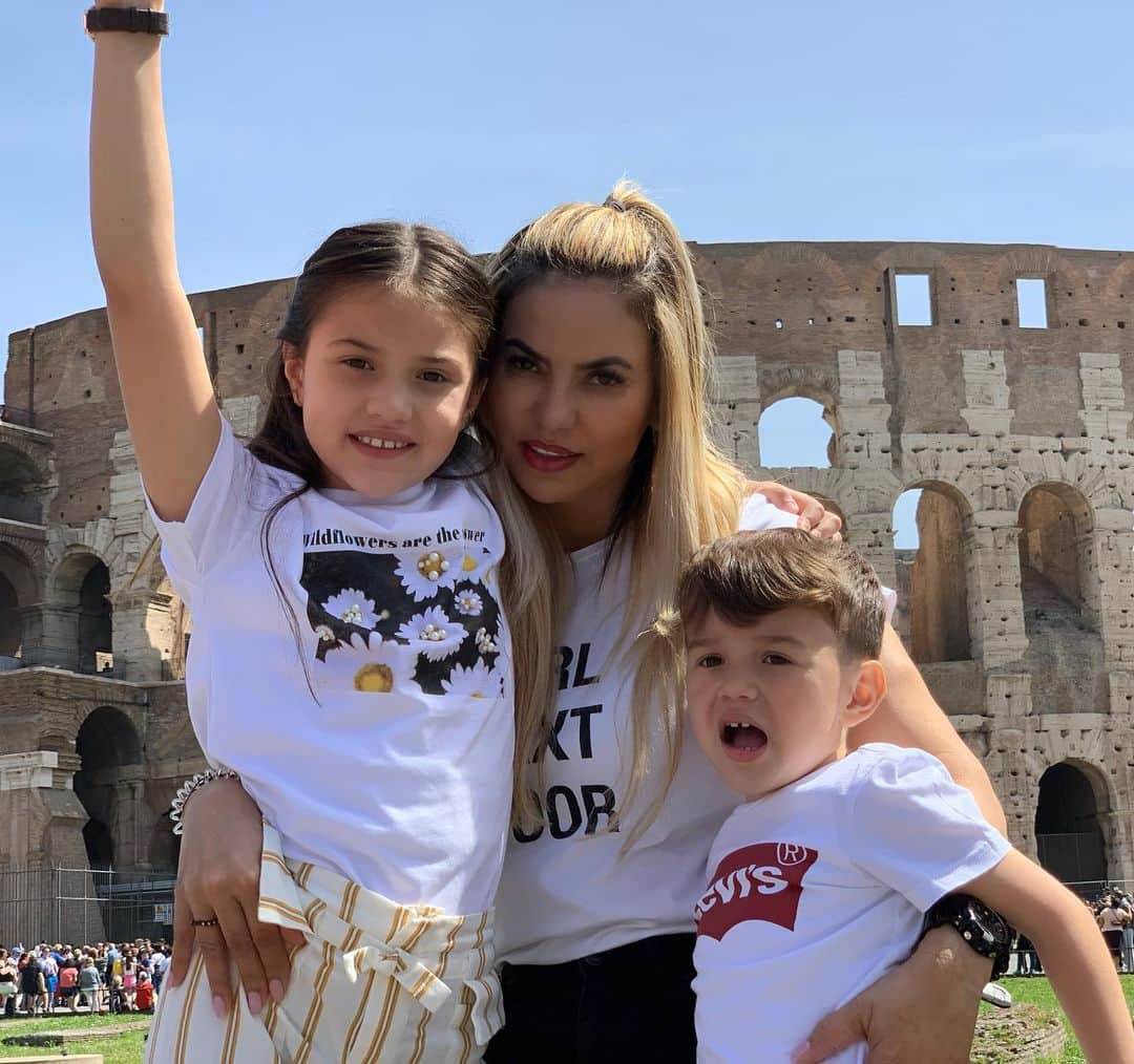 ジェシカ・スターリングのインスタグラム：「Mami Parece que no te pasaran los años!!Que Dios te siga conservando así de hermosa por dentro y por fuera, gracias por entregarnos dia a dia tanto amor!! Te Amamos❤️❤️ FELIZ CUMPLEAÑOS🎉 @eliana174」