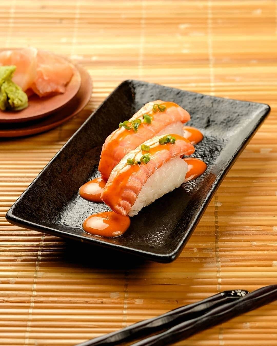 FUJIFILM INDONESIAさんのインスタグラム写真 - (FUJIFILM INDONESIAInstagram)「Siapa yang suka sushi? Kuliner Jepang ini populer sekali di Indonesia dan mudah ditemukan di kota-kota besar di Indonesia. Di negara asalnya, sushi dibuat dari ikan mentah dan disantap dengan tambahan kecap dan wasabi.  Lihat foto dari Fujifilm X-T2 nya @kokofoodies jadi ingin sushi untuk berbuka puasa kan?  #Fujifilm_id #GoFUJIFILM #XT2_id #XF56」5月26日 19時00分 - fujifilm_id