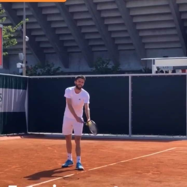 ジル・シモンのインスタグラム：「Gilles continue sa préparation avant son entrée en lice à Roland Garros ! 📹 : @fftennis 💪🏼💥 #GillesSimon #RG19」