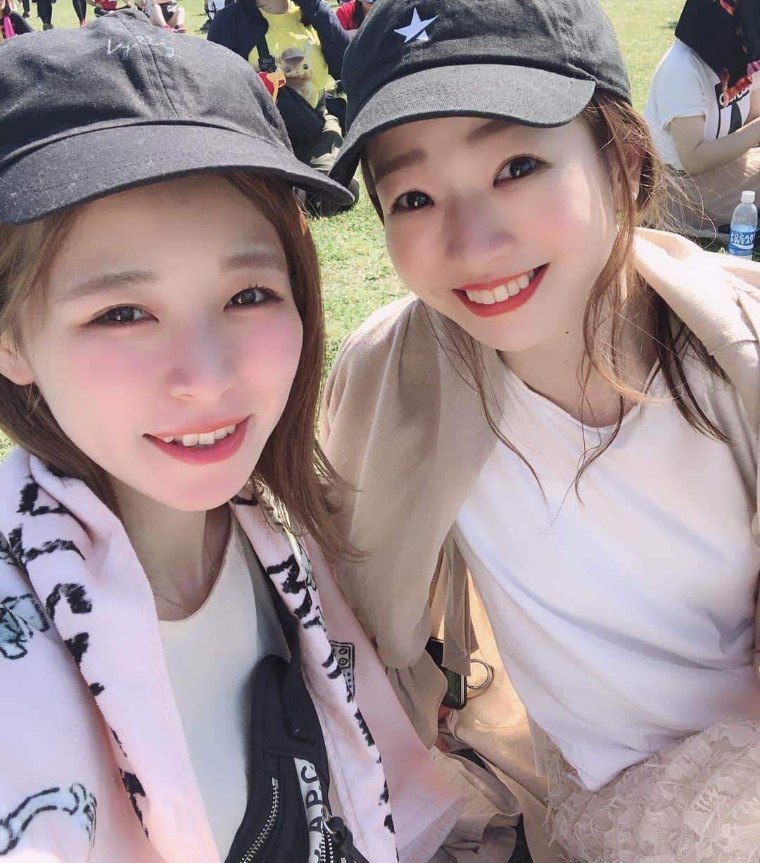工藤はるかさんのインスタグラム写真 - (工藤はるかInstagram)「ㅤㅤㅤㅤㅤㅤㅤㅤㅤㅤㅤㅤㅤ 質問があった昨日のフェスコーデ🧺 ㅤㅤㅤㅤㅤㅤㅤㅤㅤㅤㅤㅤㅤ 昨日はとにかく暑かった.. 日焼け気にしつつも、暑がりなので リネンの半袖ワンピースで🍨 ㅤㅤㅤㅤㅤㅤㅤㅤㅤㅤㅤㅤㅤ @ami_ishii_ と会った瞬間 服装被っててお互い笑った🤭♡ ㅤㅤㅤㅤㅤㅤㅤㅤㅤㅤㅤㅤㅤ キャップと大判のUVERタオルで 紫外線ガードしてました🕶 あと日焼け止めはこまめに塗り直し！ これ絶対！ ㅤㅤㅤㅤㅤㅤㅤㅤㅤㅤㅤㅤㅤ お気に入りだったRaybanのサングラス 失くしてしまったのは悲しいけど 見たいアーティストいっぱい見れて そんなことどうでもよくなるくらい楽しかった💛🥕 ㅤㅤㅤㅤㅤㅤㅤㅤㅤㅤㅤㅤㅤ #でもやっぱ悲しい 笑 #METROCK2019」5月26日 19時00分 - har_326