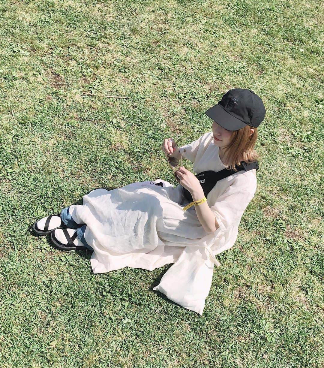 工藤はるかさんのインスタグラム写真 - (工藤はるかInstagram)「ㅤㅤㅤㅤㅤㅤㅤㅤㅤㅤㅤㅤㅤ 質問があった昨日のフェスコーデ🧺 ㅤㅤㅤㅤㅤㅤㅤㅤㅤㅤㅤㅤㅤ 昨日はとにかく暑かった.. 日焼け気にしつつも、暑がりなので リネンの半袖ワンピースで🍨 ㅤㅤㅤㅤㅤㅤㅤㅤㅤㅤㅤㅤㅤ @ami_ishii_ と会った瞬間 服装被っててお互い笑った🤭♡ ㅤㅤㅤㅤㅤㅤㅤㅤㅤㅤㅤㅤㅤ キャップと大判のUVERタオルで 紫外線ガードしてました🕶 あと日焼け止めはこまめに塗り直し！ これ絶対！ ㅤㅤㅤㅤㅤㅤㅤㅤㅤㅤㅤㅤㅤ お気に入りだったRaybanのサングラス 失くしてしまったのは悲しいけど 見たいアーティストいっぱい見れて そんなことどうでもよくなるくらい楽しかった💛🥕 ㅤㅤㅤㅤㅤㅤㅤㅤㅤㅤㅤㅤㅤ #でもやっぱ悲しい 笑 #METROCK2019」5月26日 19時00分 - har_326