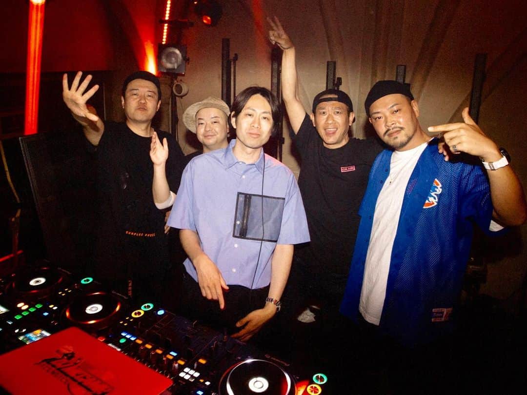 DJ Komoriさんのインスタグラム写真 - (DJ KomoriInstagram)「“About Last Night” at WORLD KYOTO﻿ with Mr. Camp, Chiba-Chups, K4 & MC G-Face﻿ ﻿ 毎月第四土曜のレギュラーパーティー﻿ 昨夜の京都ももすごい盛り上がりで﻿ 一晩があっという間だった🙌﻿ ﻿ Top 40, HipHop, R&B, EDM, House…﻿ みんなが最高に楽しめるパーティーを﻿ オープンフォーマットなスタイルで毎月やってるのでぜひ体験しにに来てねーー🥳  #bitzcam #djkomori #djlife #djbooth #kyoto #kyotonightlife #visitjapan #worldkyoto #nightclub #kiyamachi #nightclubs」5月26日 18時53分 - djkomori