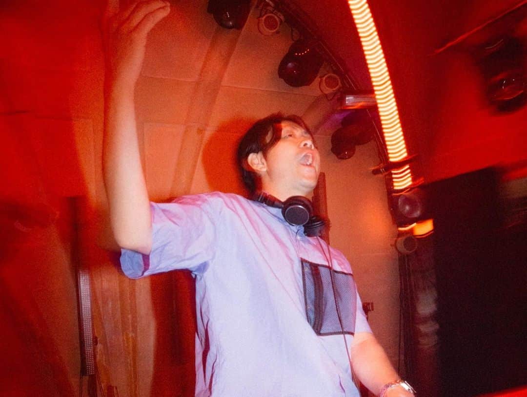 DJ Komoriさんのインスタグラム写真 - (DJ KomoriInstagram)「“About Last Night” at WORLD KYOTO﻿ with Mr. Camp, Chiba-Chups, K4 & MC G-Face﻿ ﻿ 毎月第四土曜のレギュラーパーティー﻿ 昨夜の京都ももすごい盛り上がりで﻿ 一晩があっという間だった🙌﻿ ﻿ Top 40, HipHop, R&B, EDM, House…﻿ みんなが最高に楽しめるパーティーを﻿ オープンフォーマットなスタイルで毎月やってるのでぜひ体験しにに来てねーー🥳  #bitzcam #djkomori #djlife #djbooth #kyoto #kyotonightlife #visitjapan #worldkyoto #nightclub #kiyamachi #nightclubs」5月26日 18時53分 - djkomori