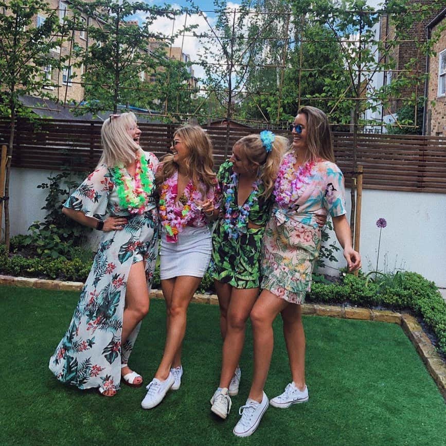ローラ・ロブソンのインスタグラム：「The planned candid coming in strong 🏉🏝🕺🏻」