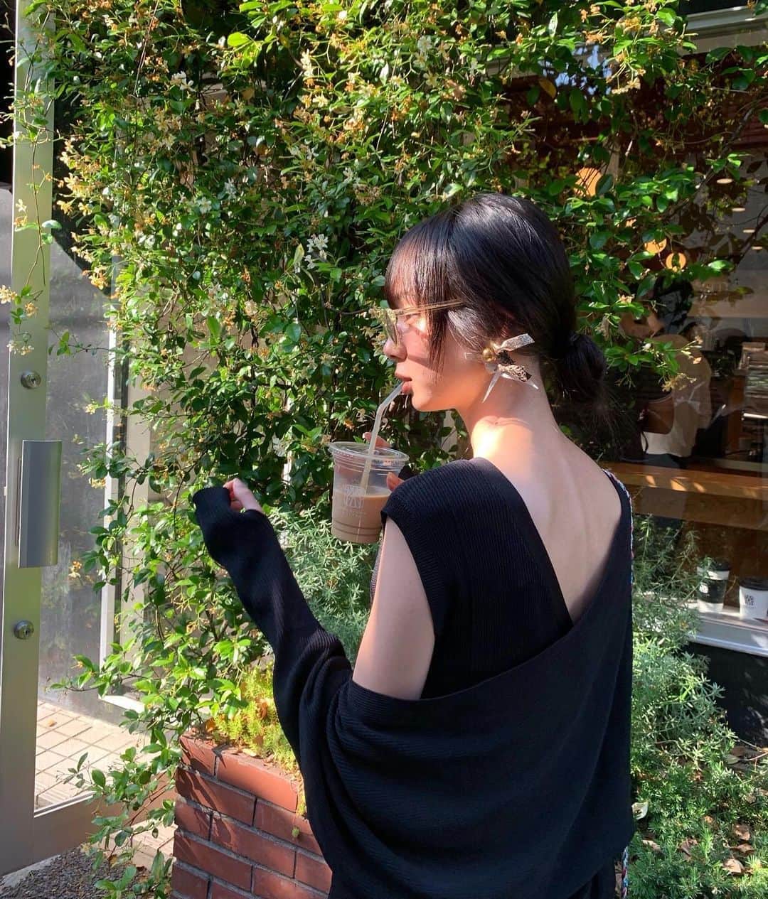 きなりのインスタグラム：「すんんんんごい暑い😇夏嫌いなので今年は本当に大変な年になりそうです… @creolme_official のノースリーブとスリーブのセットは暑い日に日差し避けにも使えて優秀だなと感じた🙏バックスタイル可愛い〜〜 @wackomaria_guiltyparties のサングラス 去年に引き続き大好評です🕶 シンプルな格好の時に存在感出してくれる @the_dallas_lab のイヤリング愛用中🔥  #ローズバッド #ROSEBUD19SS #creolme」