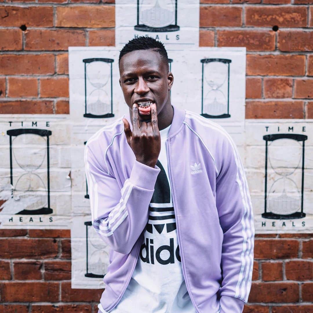 バンジャマン・メンディのインスタグラム：「💎🤟🏿 T I M E  H E A L S 🤟🏿💎 #IceIceBaby #ThrowbackShot」