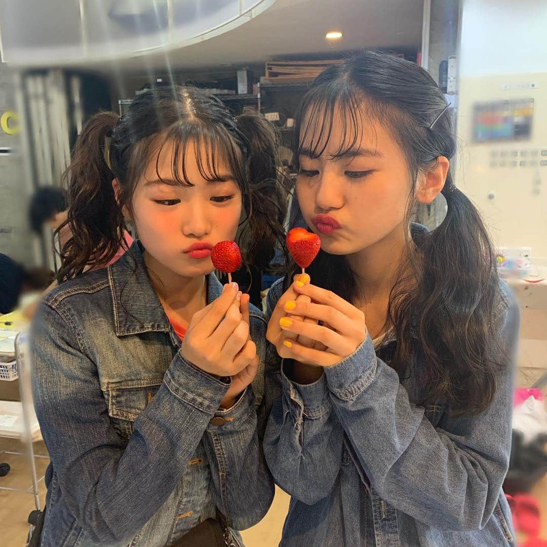 ニコ☆プチのインスタグラム：「﻿  デニムかぶりのるっちゃま〜😜﻿ ﻿ ﻿ いちごでビタミン補給完了🍓✨﻿ ﻿ ﻿ ﻿ #ニコプチ﻿ #関谷瑠紀﻿ #丸山真亜弥﻿ #デニムコーデ﻿ #いちご🍓」