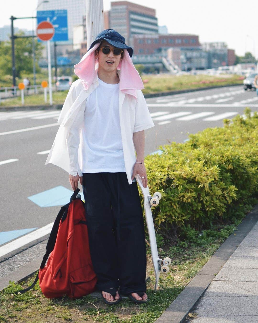 yukiのインスタグラム：「ㅤㅤㅤㅤㅤㅤㅤㅤㅤㅤㅤㅤㅤ 朝は新横浜でスケボー、(オーリー若干掴んできた。 昼過ぎからは赤レンガでやってたgreenroomfestival  バケハは大阪で買わずに後悔してネットで買ったorslow サングラスは色味が変態なbuddyoptical タオルは昨日のフットサルの景品、 白シャツは久しぶりにcomoliをこの間toffで シャツは2年前くらいに買ったSUN/kakke パンツはtuki(今日の暑さで履いたことは少し後悔 サンダルは大阪のbiotopでたまたま出会ったjojo day packは大きすぎて なんでも入るからスケボーも入るんじゃないかと思って入れようとしたけど入らなかったlechoppe別注のoutdoorproducts 写真を撮ってくれたのは出店の可愛い女の子に目が釘付けだったぬるさん」