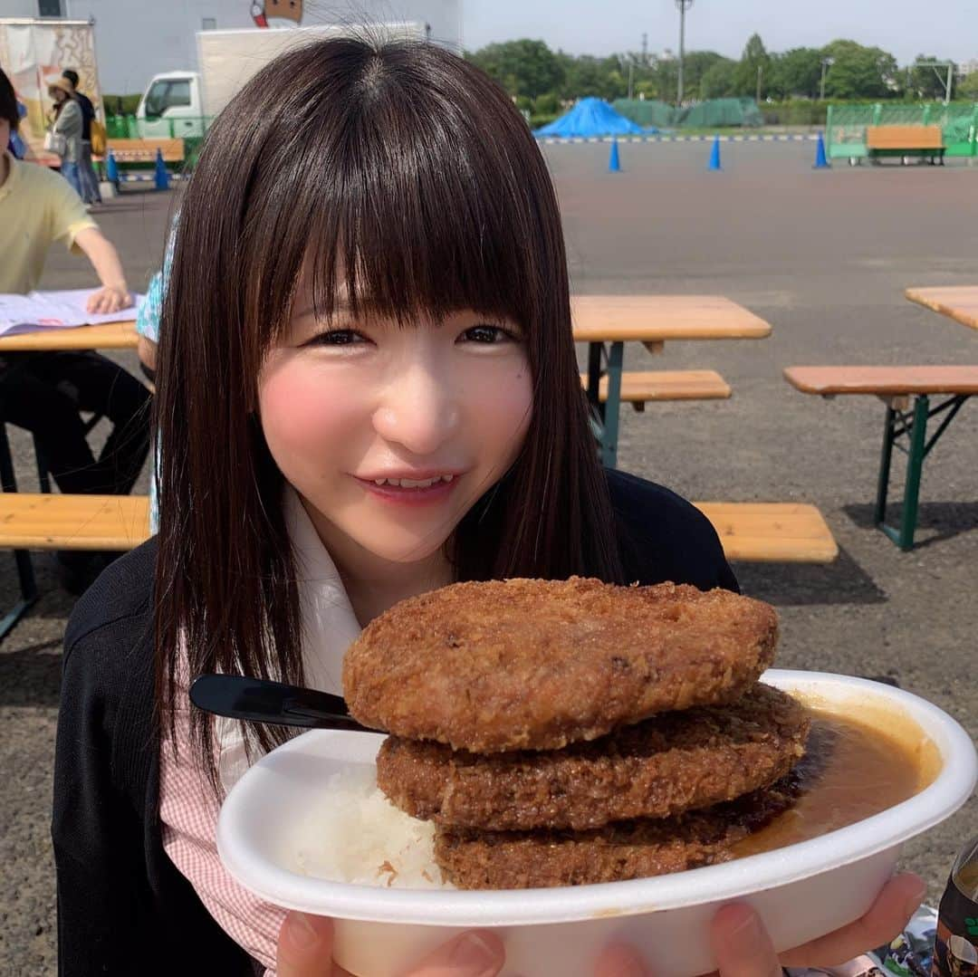 もえのあずきさんのインスタグラム写真 - (もえのあずきInstagram)「焼肉芝浦さんとのコラボメニュー大判メンチカツカレー🍛 単品のメンチカツを追加してトリプルメンチカツカレーに😋💓 #食べあるキング#グルメキングダム#東京競馬場#日本ダービー#焼肉芝浦#大判メンチカツカレー」5月26日 17時28分 - moeazukitty