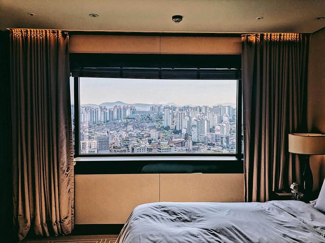 カロリーヌ・ド・メグレのインスタグラム：「Seoul 🇰🇷🖤」