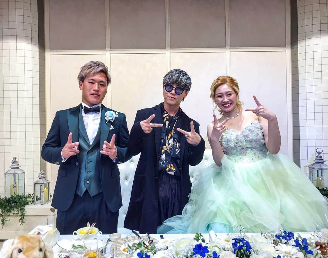 TAK-Zさんのインスタグラム写真 - (TAK-ZInstagram)「結婚式サプライズ大成功🤵🏼💒👰🏼 ふたりの人生に、自分の曲が思い出に残りいっしょに歩んでこれたのは幸せに思います。 これからも心に響く歌作れるようがんばります！ 末永くお幸せにね💕 #滋賀 #彦根 @teppei_akiba」5月26日 17時49分 - tak_z