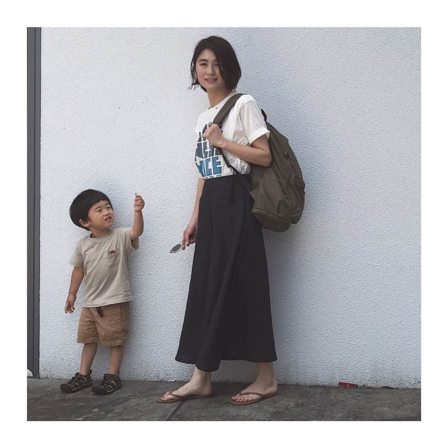 上村若菜さんのインスタグラム写真 - (上村若菜Instagram)「暑かったですね〜🍧 今日はお台場へ🎡 基本室内で暑さのピークを過ぎたら外へ。楽しめた1日✨ . #wakameswardrobe #ママコーデ #2枚目 #親子コーデ #今日はパパリュックでしたが私も合わせられるようにWsacプラスのカーキを . Tシャツ…#NICENESS #bloomandbranch  リネンスカート…#muji #無印良品 バッグ…#dragon サンダル…#tkees」5月26日 17時48分 - wakame_kami
