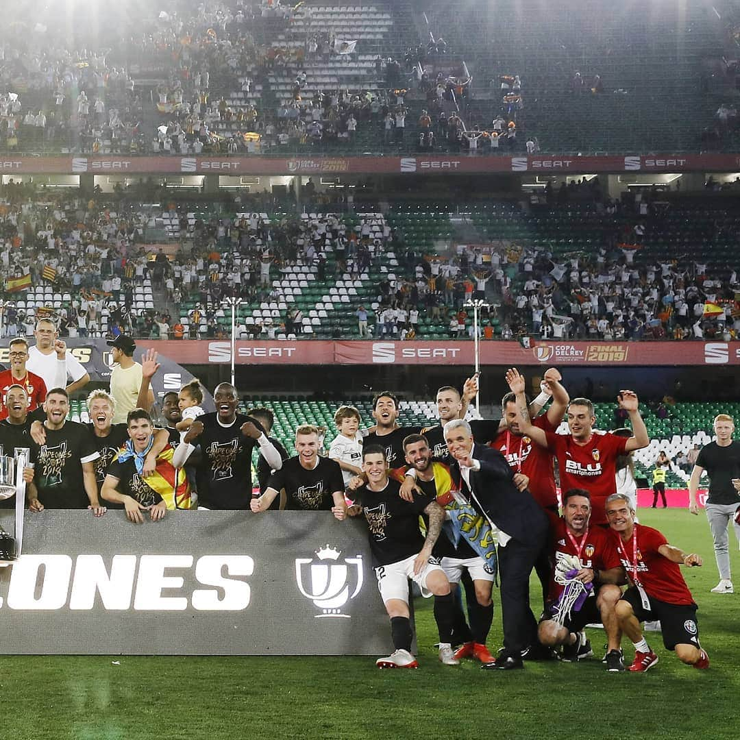 バレンシアCFさんのインスタグラム写真 - (バレンシアCFInstagram)「Yes. It really DID happen 🏆🏆🏆🏆 . ¡Buenos días VALENCIANISTAS, no tengáis miedo de despertar porque lo que vivimos anoche no fue un sueño, ES REAAAAL!🖤🏆🦇 . ¿Habéis podido dormir?😱 . #LaCopaDelCentenari #AmuntValencia🦇」5月26日 17時58分 - valenciacf