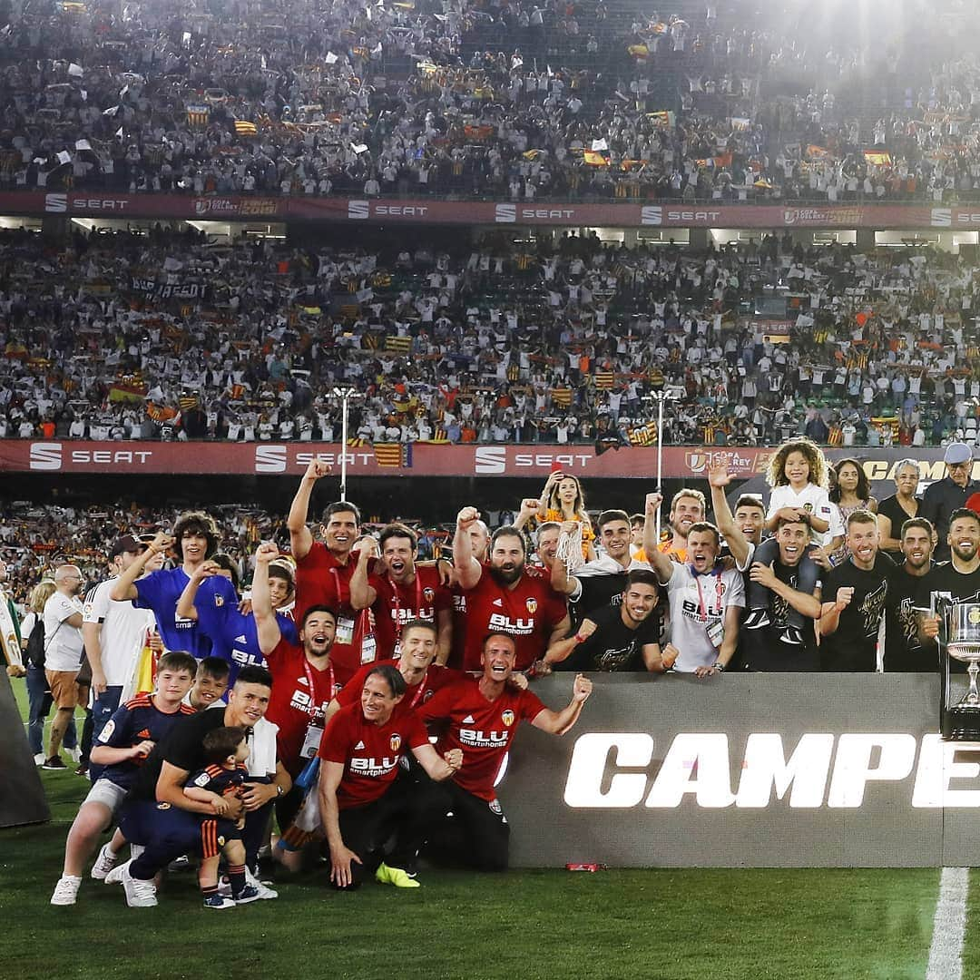 バレンシアCFさんのインスタグラム写真 - (バレンシアCFInstagram)「Yes. It really DID happen 🏆🏆🏆🏆 . ¡Buenos días VALENCIANISTAS, no tengáis miedo de despertar porque lo que vivimos anoche no fue un sueño, ES REAAAAL!🖤🏆🦇 . ¿Habéis podido dormir?😱 . #LaCopaDelCentenari #AmuntValencia🦇」5月26日 17時58分 - valenciacf