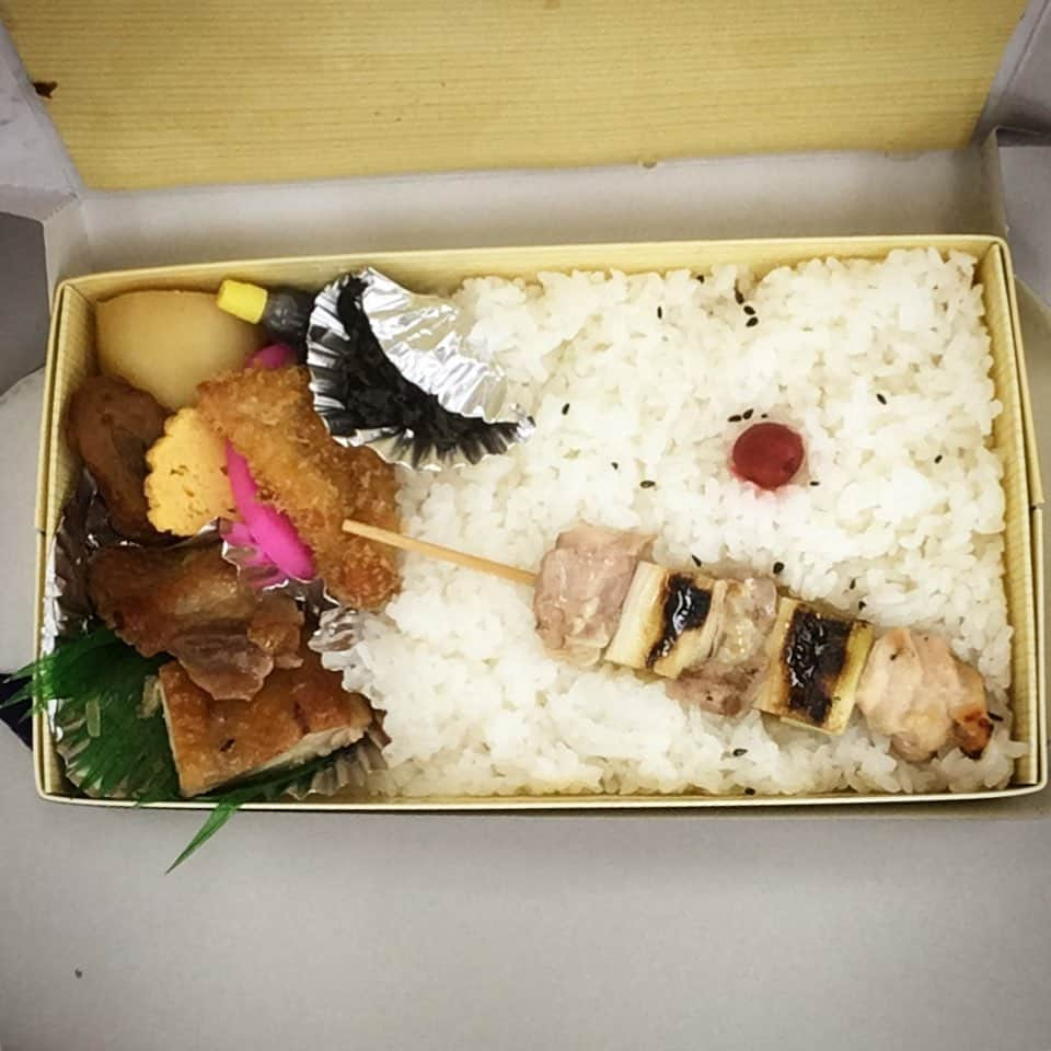 田中香子さんのインスタグラム写真 - (田中香子Instagram)「朝・おにぎり 昼・魚弁当 夜・鶏弁当 焼き鳥そのまんま入っとる！  まだまだ撮影ー。 まだまだがんばるー。  #ロケ弁いただきまsoo #撮影 #撮影日和 #ロケ #ロケ弁 #早起きがんばった」5月26日 17時55分 - soo.yt