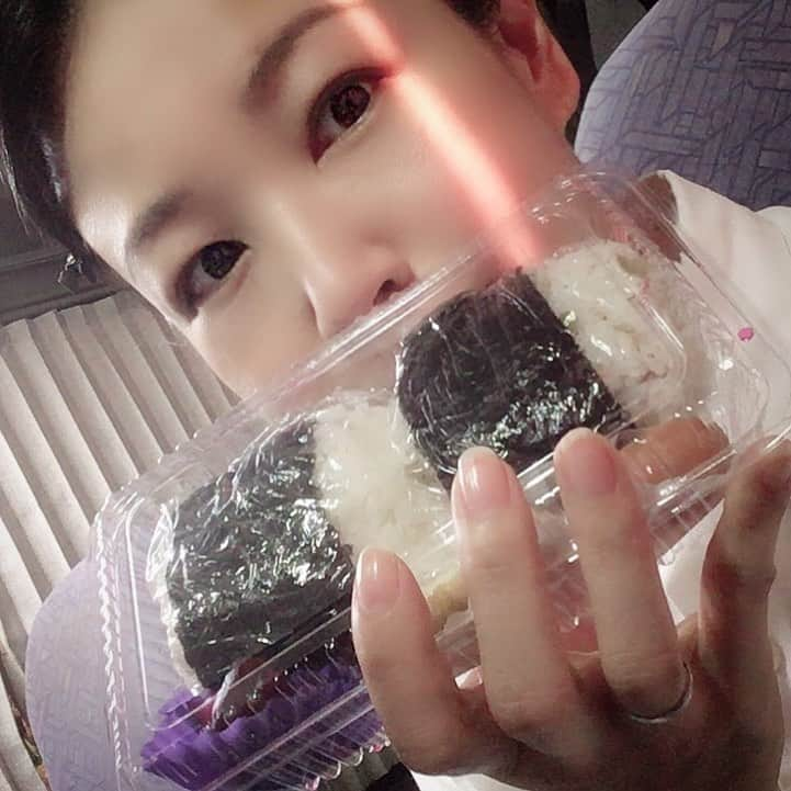 田中香子さんのインスタグラム写真 - (田中香子Instagram)「朝・おにぎり 昼・魚弁当 夜・鶏弁当 焼き鳥そのまんま入っとる！  まだまだ撮影ー。 まだまだがんばるー。  #ロケ弁いただきまsoo #撮影 #撮影日和 #ロケ #ロケ弁 #早起きがんばった」5月26日 17時55分 - soo.yt