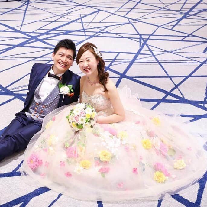 ホテルモントレウェディング【公式】 のインスタグラム：「♥ ￣￣￣￣￣￣￣￣￣￣ @montereyweddingをフォローして 『 #モントレ花嫁 』『 #ホテルモントレ』の タグをつけて投稿してくださいね＊*. . 大人気の花ドレスやピンク グラデーションドレスでお座りショット♩ . ◆ホテルモントレ公式HPはこちら* https://www.monterey-wedding.jp . #モントレ #モントレ花婿 #dressy花嫁 #プレ花嫁 #marry花嫁 #卒花 #marryxoxo #wedding #weddingceremony #weddingreception #weddingparty #weddingdress #dress #flower #weddingbouquets #プラコレ #結婚式場 #ウエディングニュース  #日本中のプレ花嫁さんと繋がりたい #結婚式 #パーティー #披露宴 #ホテルウェディング #ウェディングドレス #カラードレス #ドレス迷子 #ドレス」