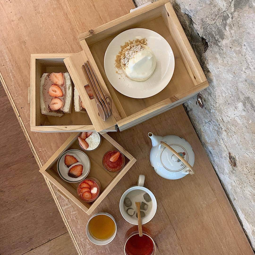 のインスタグラム：「. 韓国・ソウル聖水洞（ソンスドン）にある『Eert（イーイーアールティー） @eert_eeffoc 』。3段重ねの木箱に入ってくる、デザートや料理が大人気♡苺をたっぷり堪能出来る木箱スイーツは要チェックです♪ . 『Eert』 住所 ：ソウル特別市 城東区 ソウルの森2キル19-17 電話番号：010-2701-1991 定休日 ：月曜日 . MERYでは他にも「かわいい」に近づくさまざまな情報を発信しています。 @mery.beauty コスメ・美容に特化した情報をお届け♡ @mery_spot 話題のカフェやお出かけスポットをご紹介！ こちらもぜひチェックしてみてください！ . . photo by @gourmet.emji . #MERY #regram #instagram #cafe #seoul #korea #seoulcafe #koreacafe #eert #strawberry #먹스타그램 #카페스타그램 #카페 #냠냠 #딸기  #聖水洞カフェ #聖水洞 #韓国好きな人と繋がりたい #ソウルカフェ #韓国 #韓国カフェ #ソウル #おしゃれカフェ #カフェ活 #カフェ #カフェ巡り #カフェ好きな人と繋がりたい #お洒落さんと繋がりたい #MERY女子 #メリー」