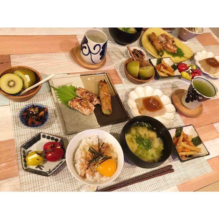 粕谷奈美さんのインスタグラム写真 - (粕谷奈美Instagram)「おうちごはん(^^) あゆかとかなちゃんが食べに来てくれました♡ _ 肉巻き長芋の梅味噌焼き、アスパラの肉巻き、じゃがいもと人参のきんぴら、ミニ和風カプレーゼ、胡麻豆腐、ひじき煮、じゅんさい、春キャベツと新じゃがのお味噌汁、卵がけご飯、キウイ _ スーパーで見つけたアスパラが大きくて輝いていて、今日はコレ！と即決✨笑 #cooking#dinner#japanesefood#instafood#healthyfood #おうちごはん#一人暮らしごはん#器#器好き#薬膳#春メニュー#春野菜#疲労回復#梅#北海道産#アスパラ#春キャベツ#新じゃが#じゅんさい#クコの実 #なみへい飯」5月26日 18時01分 - nami_kasuya