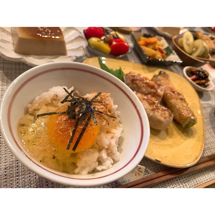 粕谷奈美さんのインスタグラム写真 - (粕谷奈美Instagram)「おうちごはん(^^) あゆかとかなちゃんが食べに来てくれました♡ _ 肉巻き長芋の梅味噌焼き、アスパラの肉巻き、じゃがいもと人参のきんぴら、ミニ和風カプレーゼ、胡麻豆腐、ひじき煮、じゅんさい、春キャベツと新じゃがのお味噌汁、卵がけご飯、キウイ _ スーパーで見つけたアスパラが大きくて輝いていて、今日はコレ！と即決✨笑 #cooking#dinner#japanesefood#instafood#healthyfood #おうちごはん#一人暮らしごはん#器#器好き#薬膳#春メニュー#春野菜#疲労回復#梅#北海道産#アスパラ#春キャベツ#新じゃが#じゅんさい#クコの実 #なみへい飯」5月26日 18時01分 - nami_kasuya