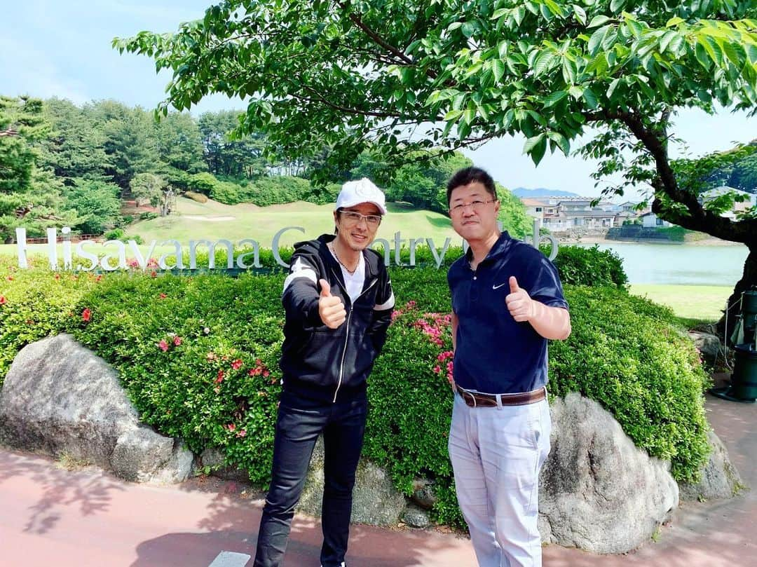 黒田アーサーさんのインスタグラム写真 - (黒田アーサーInstagram)「今日は福岡に残って、大島社長と酒井社長とで久山カントリークラブ⛳️をラウンドしました😊もう最高のお天気☀️！！楽しいメンバーで素晴らしいトーナメントコースをプレイさせて頂きました😉👍ただグリーンが高麗グリーンでかなり手こずりました😅💦が…明るいキャディーさんに助けられました🤗皆さん、今日は1日ありがとうございました！#golf#hisayamacountryclub #久山カントリー倶楽部 #トーナメントコース#福岡県#酒井社長#大島社長#黒田アーサー#kurodaarthur #ping#g410 #forsalinkgolfglove  #배우 #쿠로다아사#일본배우#골프 #핑골프」5月26日 18時01分 - kuroda_arthur