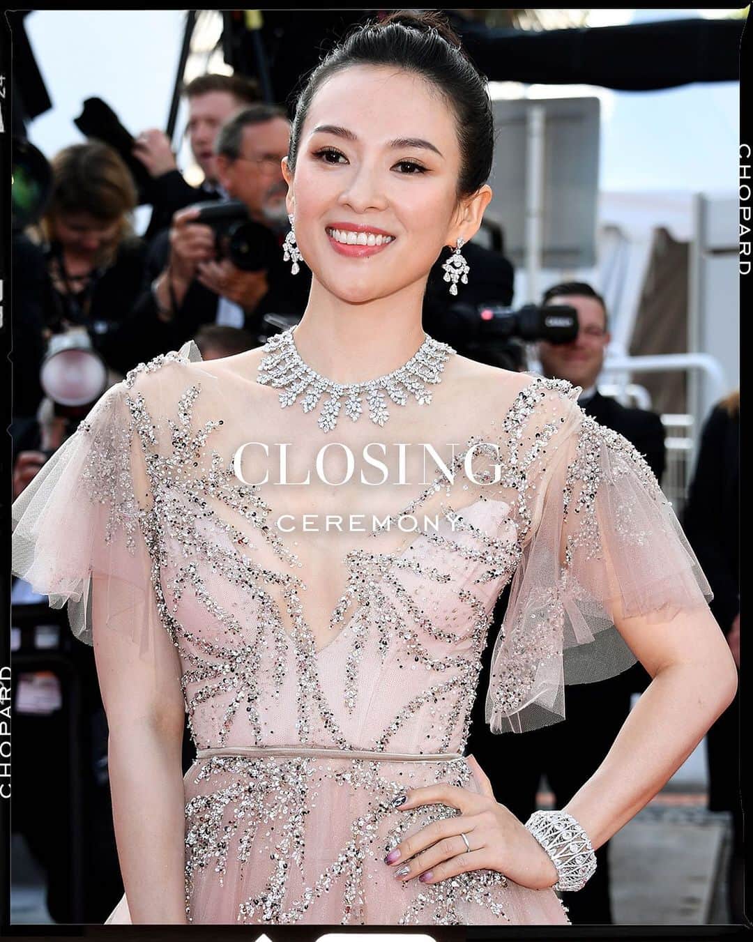 ショパールさんのインスタグラム写真 - (ショパールInstagram)「Zhang Ziyi knows how to go out in style. Here she is, stunning as ever, at the Closing Ceremony in Cannes. #ChopardLovesCinema #ChopardDiamonds #TheRedCarpetJeweller #StarsInChopard #Cannes2019」5月26日 18時16分 - chopard