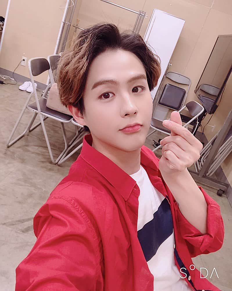 インジュン のインスタグラム：「リリイベ3日目無事に終わりましたー!!! 皆んなが盛り上がってくれたから、 僕を知らない方々も足をとめて、 歌を聞いてくれました!!!! 毎日のステージが幸せで感謝します 明日はリリイベはないけど、 ユーチューブの撮影もあるし、 30日からのリリイベに向けて、また しっかり準備しますーー!! 30日から、また一緒に走って 行きましょうー!!! 皆んな大好きだよ❤️ 리리스 이벤트3일째 오늘도 잘 했습니다~~ 여러분이 신나게 즐겨주신 덕분에 지나가시던 분들도 같이 봐주시고  노래들어주셔서 너무 기뻤습니다!!! 매일매일 무대가 그저 행복해서  여러분께 감사하는 마음이에요!!! 내일은 유튜브 촬영 이라서 리리스이벤트는 없지만 30일부터 다시 시작하는 리리스!! 같이 한번 힘껏 달려봐요!!!! 사랑합니다❤️ . . . #셀카#셀피#데일리#인준#리리스#고마워 #l4l#selfie#daily#injun #みんな#ありがとう#リリイベ#リリース #インジュン#のこりも#よろしく#❤️」