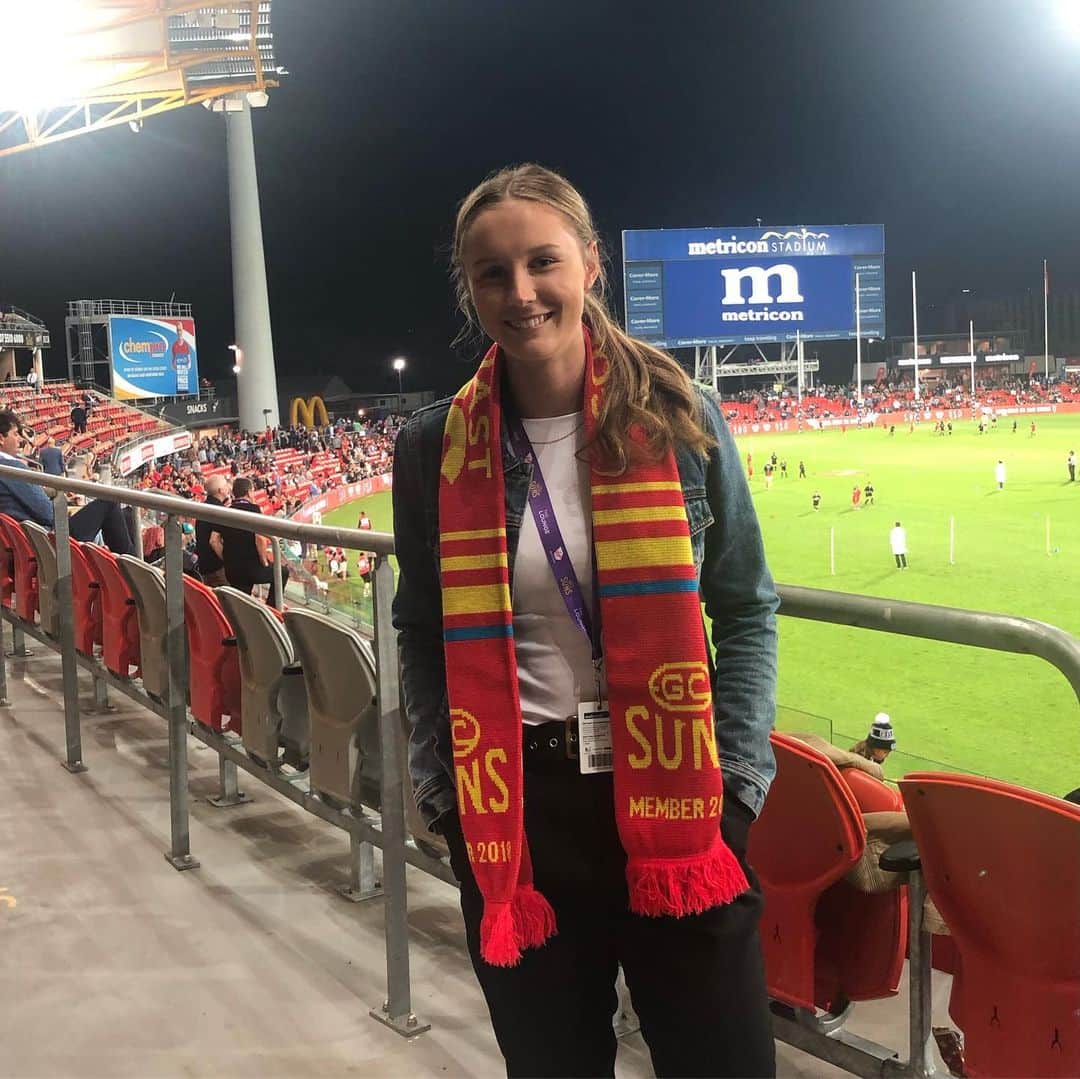 ライリー・デイのインスタグラム：「Thank you to the @gcsuns for having me last night! P.s got a photo with one of my favourite players @_torilittle_」