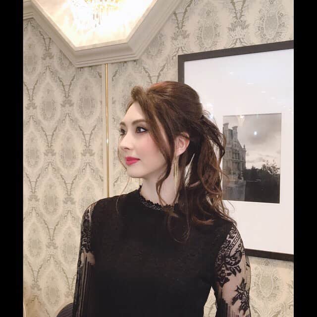 大塚まゆりのインスタグラム：「目元ハッキリ&オーバーリップなヘアメイク♪ #makeup #hairmake #hairstyle #hairarrange #lipstick」