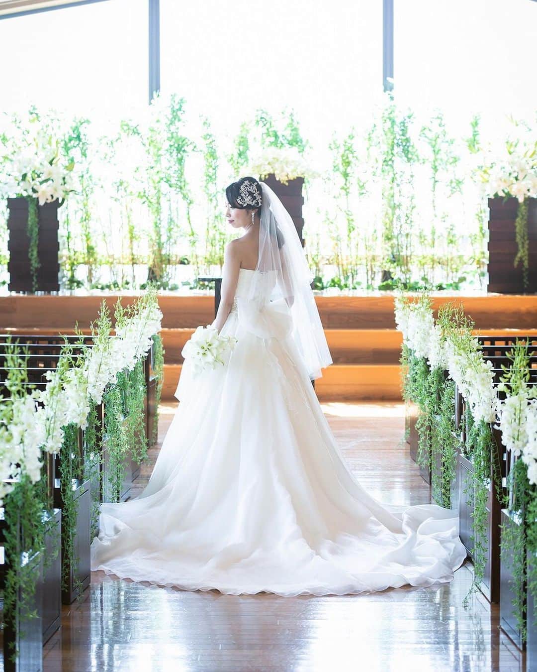 KIYOMIZU京都東山 公式さんのインスタグラム写真 - (KIYOMIZU京都東山 公式Instagram)「@kiyomizu_kyoto_higashiyama をフォローして、 『#kiyomizu京都東山』 『#kiyomizu花嫁』 『#スタイルズ花嫁』 をつけて投稿してくださいね＊ . 大人で上品に演出してくれるアームブーケ♡ 花嫁さまにとって特別な１日だからこそ、 コーディネートにもこだわりを。 . ---------------------- . ▼ブライダルフェアの予約はこちらから＊ http://bit.ly/KIYOMIZUfair ▼KIYOMIZU 京都東山 公式HP https://kiyomizu-wedding.com/ . . 『#kiyomizu京都東山』 『#kiyomizu花嫁』『#スタイルズ花嫁』 . のハッシュタグをつけてお写真を投稿してくださいね. . こちらの公式IG（@kiyomizu_kyoto_higashiyama）. で取り上げさせていただきます＊. . KIYOMIZU 京都東山. ☎ (フリーダイヤル0120-868-533). . #スタイルズ花嫁 #dress #kyoto #kiyomizu #wedding #weddingdress #ウェディングドレス #ウェディングレポ #チャペル #ブライダルフェア #プレ花嫁 #卒花 #披露宴 #日本中のプレ花嫁さんと繋がりたい #結婚式 #結婚式場 #結婚式準備 #京都 #京都花嫁#関西花嫁  #marryxoxo #Dressy花嫁 #maricuru #maricuru卒花アンバサダー #アームブーケ #花嫁コーディネート #大人花嫁」5月26日 18時13分 - kiyomizu_kyoto_higashiyama