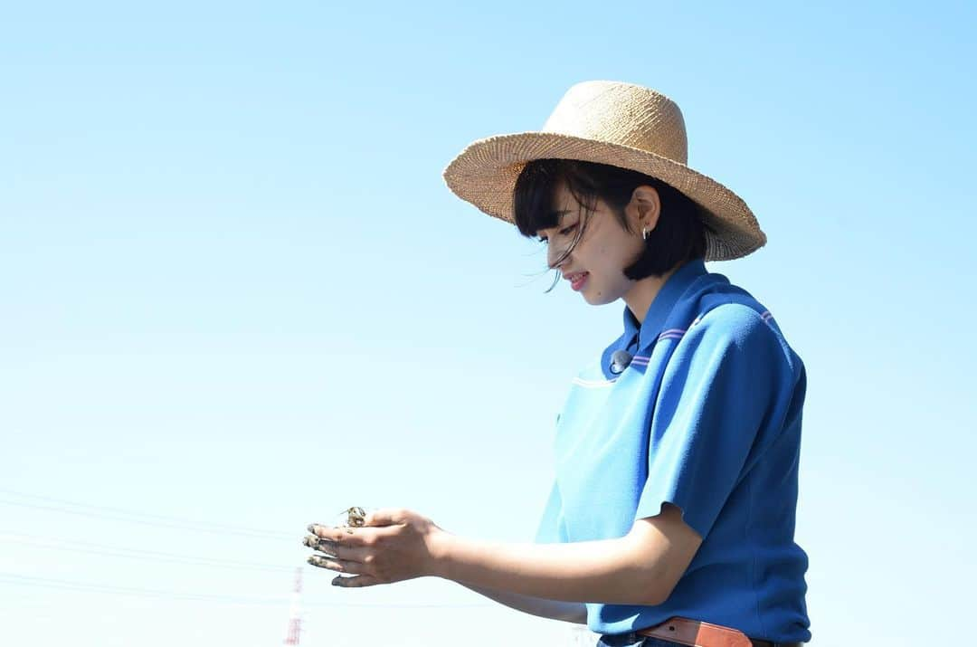 日本テレビ「おしゃれイズム」さんのインスタグラム写真 - (日本テレビ「おしゃれイズム」Instagram)「. 最高の天気で 楽しい潮干狩り 小松さん順調に貝を見つけます 青空に映える ステキな写真😻 #おしゃれイズム #小松菜奈 #晴天 #最高のロケ」5月26日 18時25分 - oshare_clip_ntv