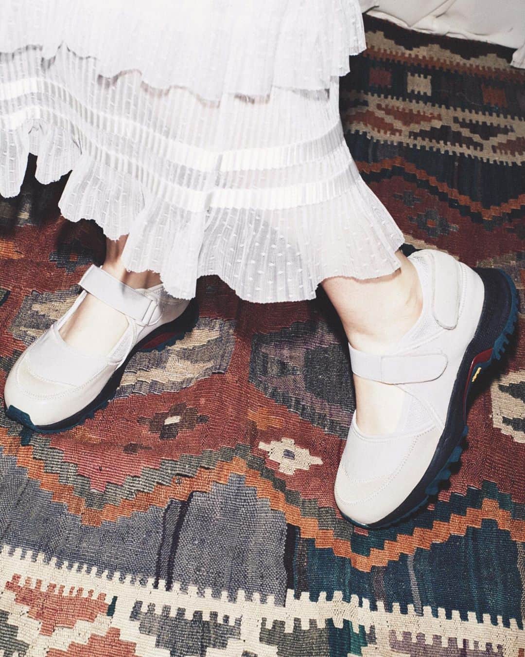 ファーファーさんのインスタグラム写真 - (ファーファーInstagram)「Vibram sole sandal sneakers トゥクトゥクのカラーリングをイメージしオリジナルで製作したビブラムソールのスニーカー。 white / navy  #FURFUR #ファーファー」5月26日 18時22分 - furfur_official