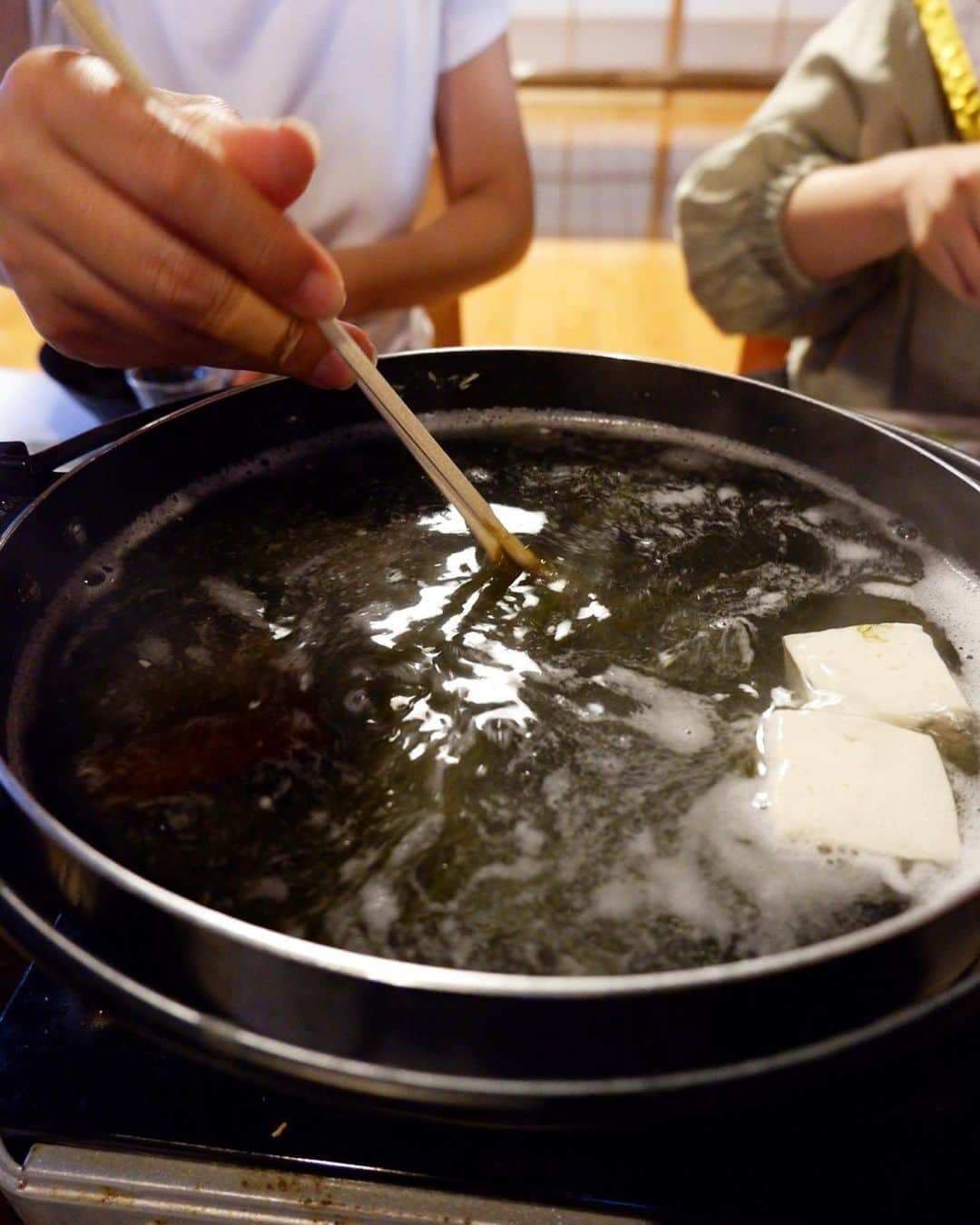 かおしさんのインスタグラム写真 - (かおしInstagram)「お仕事で東京から島根に長めの出張中のヨシコさん(@yoshiko__445 )。 そのヨシコさんが先日postしていたこちらのお店【漁師料理 活海(かつみ)】さん。 ここに行きたくて、ぶらり#かおし旅 🚞 ・ 初めての島根県大田市。 ちなみに読み方は「おおたし」ではなく「おおだし」。 大田市駅のバスセンターから1日2本のバスに乗り、数駅行ったところの鳥井というバス停まで。 バスは私たち3人しか乗客がおらず、運転手さんとお喋りしながら楽しく移動🚌💨 運転手さんが会話の中でふいに「ゴーグルある？」と言うので、「海辺の街だけど、ゴーグル🥽を何に使うんだろう？？」悩む私たち🤔 が、しばらく「？？」のやり取りをした後、ふいに気付く。 運転手さんは「グーグル(マップ)」のことを言っていた😂 可愛い😂💕 ・ そしてゴーグル(笑)で無事たどり着いた活海さん🏮 こちらは、大将が漁師さんから仕入れた海鮮を、お安く、お腹いっぱい食べさせてくれるお店。 ・ まずは舟盛りならぬ#板盛り のお刺身がドドーン‼️(pic①) ホウボウ、イシダイ、ノドグロ、ノドグロ炙り、金目鯛、カサゴ、サザエ、雲丹… えっと、女性3人組のお刺身盛りデスヨネ？😂 ボリュームに驚きつつも、めちゃくちゃ美味しいのでかなり食べたのだけれど、1/3くらいは食べ切れなくてお持ち帰りさせてもらいました😌 そして板盛りの他にも、 カメノテとバイ貝とボベ、めかぶ、茶碗蒸し(全部pic②) この日誕生日だったやんさん(@cminamide )にサービスで、前日に獲れたヒラメの昆布じめ(pic③) イカ、海老、アナゴのお寿司(pic④) プリップリの岩牡蠣(pic⑤) 1人1尾ずつノドグロの煮付け(pic⑥) さつま揚げみたいな漢字の、シャキシャキ野菜と鯵のつみれ(pic⑦) 金目鯛ともずくのしゃぶしゃぶ(pic⑧⑨⑩) これだけの料理がおまかせで出てきた‼️😳 板盛りとお鍋以外は全員に一皿ずつ😳 この内容でこのボリュームでこの新鮮さと美味しさなのに、料理は4000円😳 信じられない😳 そして、どの料理も素材がすごく美味しい上に、味付けも最高ときている😋 ・ お魚にも感動したのだけれど、衝撃的だったのはもずくのしゃぶしゃぶ🍲 もずくは養殖のイメージだった私。 隣の席から合流した底引き漁の船長さん(自称:海上サラリーマン)に、「この辺の海で養殖してるんですか？」と聞いたら、「何をバカなっ！ワッハッハ！」と大声で笑い飛ばされた😂 なんとそれは、船長さんの奥様が海で採ってきた天然の糸もずくだった😳 この、もずくのしゃぶしゃぶが、満腹なのに箸が止まらないくらい、本当に本当に美味しかった✨🥺 ・ 日本酒もたくさん飲んだ(3人とも酒飲み🍶)。 シェアするつもりで、日本酒を1合注文すると、普通に1合ずつグラスに注がれて全員にやってきてビックリ😂 そして、おかわりするごとにグラスの中のお酒の量が増えていき、最後の方は多分2合ずつくらい入っていた😂🍶 #開春 という島根の地酒がすごく美味しくて、おかわりが止まらない私たち😂 お店に4時間滞在して、ビールも飲んだけれど、日本酒を全部合わせたら、多分3人で3升くらいは全然飲んでいる😂 それだけ飲んで、会計が1人1万円😳 大将が「うちは料理じゃ儲けないから、たくさん飲んでくれて嬉しいわぁ。儲けさせてもらいました😆」とニコニコ笑っていた😂可愛い😂 いやいや、これだけ高級食材も食べてこんなにたくさん飲んだら、1万円でも安すぎるし😂 そして船長さんも「あんたら、まぁよく食べたな！これだけ食べたら天晴れだわ！」と褒めてくれた😂嬉しい😂 あぁ〜、活海最高🙌 ・ 大将の持病の手術のため、6月から1ヶ月くらい、一時休業される活海さん。 また行きたいから(毎年マグロの食べ放題をやってるんだって😍)、元気に復活していただきたい。 というか、復活してもらわないと困ります‼️😊 船長さんいわく、島根の魚は秋が最高よ！とのことだったので、必ずや再訪しますよ🤤 大田市といえば‼︎の#世界遺産 #石見銀山 も近いので、島根旅行の際はセットでどうぞ💁‍♀️ 完全予約制のお店なので、予約をお忘れなく📢 漁師料理 活海 島根県大田市鳥井町鳥井135 ☎︎080-2888-3577 ・ #かおし島根旅行 #漁師料理活海 #活海 #島根グルメ #飲み歩き #居酒屋 #グルメ好きな人と繋がりたい #旅好きな人と繋がりたい #旅行好きな人と繋がりたい #島根旅行 #島根旅 #igersjp #女子旅 #retrip_shimane #retrip_gourmet #trip #島根trip #jalan_travel #jtbで旅したい #tabicoorde #repostrurubu #rurubu1st #チェジュ島行きたい #imatabiキャンペーン7 #今だからできる旅」5月26日 18時28分 - cao_life